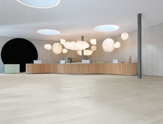 Moderner Laminatboden Disentis Oak D80631 in einem stilvoll eingerichteten Wohnraum mit natürlichem Licht und minimalistischem Design - artureon Laminat